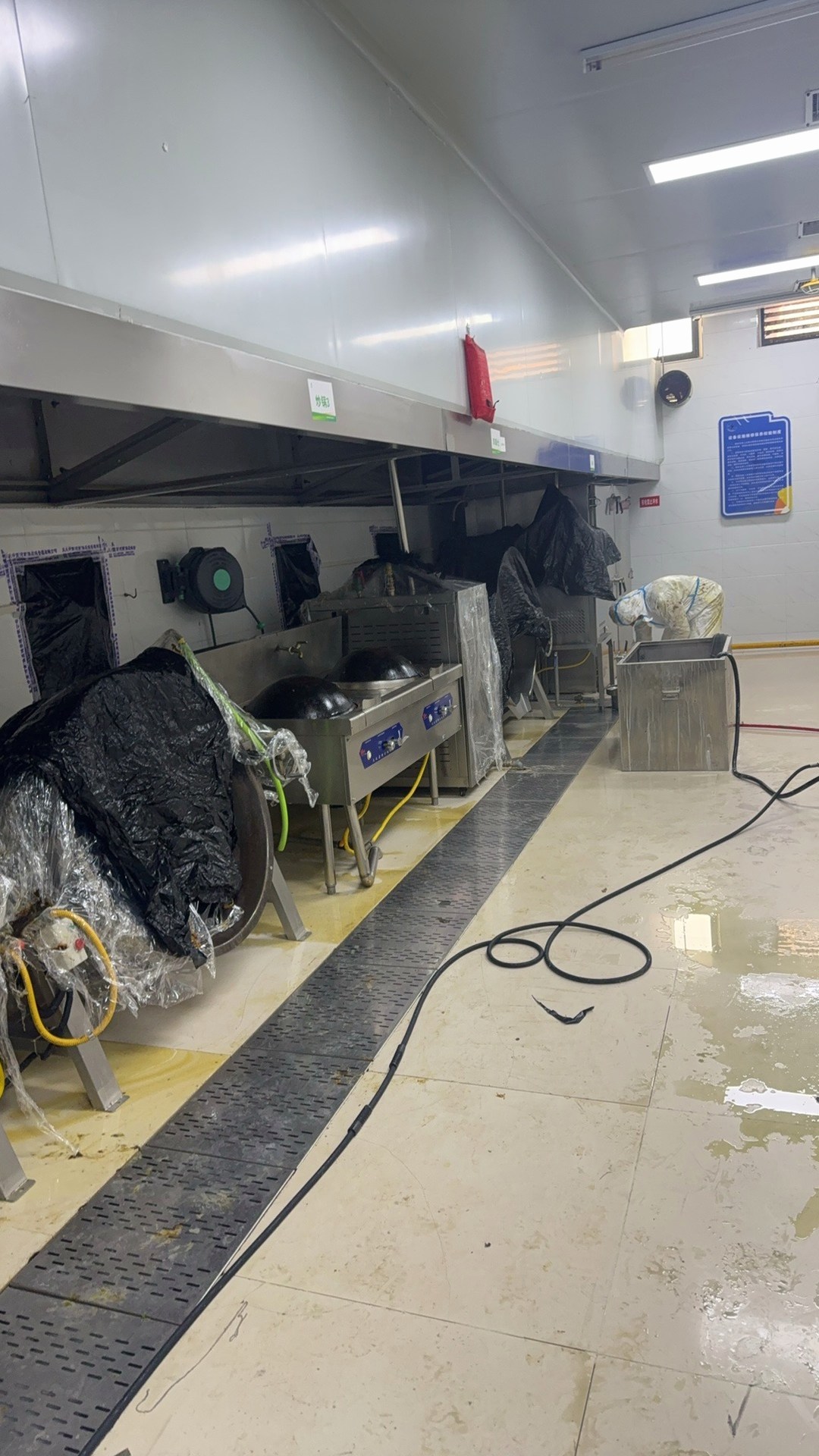 三门峡饭店静电油烟净化器清洗收费标准 - 清洗前 - 郑州天得一国家一级资质团队作业实拍