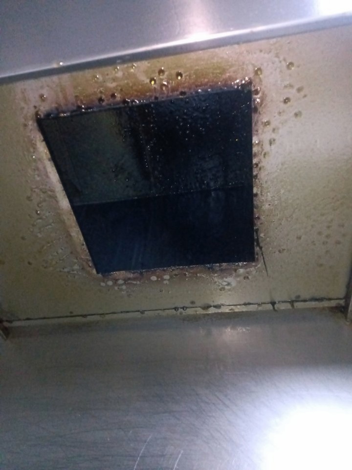 郑州本地推荐：巩义市油烟管道清洗，就近安排师傅，省时省力省心。 - 清洗前 - 郑州天得一国家一级资质团队作业实拍