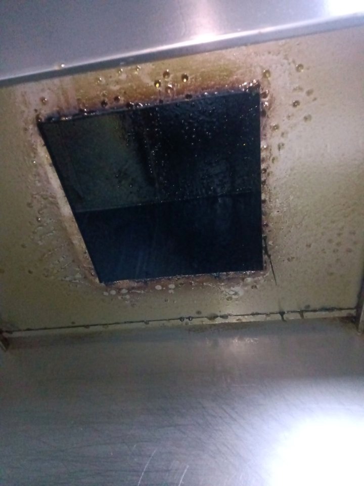 郑州高新区餐厅厨房排烟管道清洗收费标准 - 清洗前 - 郑州天得一国家一级资质团队作业实拍