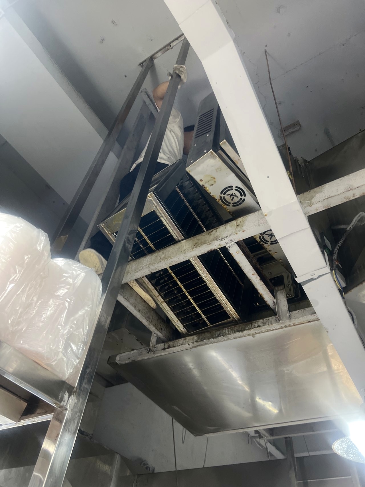 郑州经开区大型酒店油烟机清洗公司电话及价格 - 清洗前 - 郑州天得一国家一级资质团队作业实拍