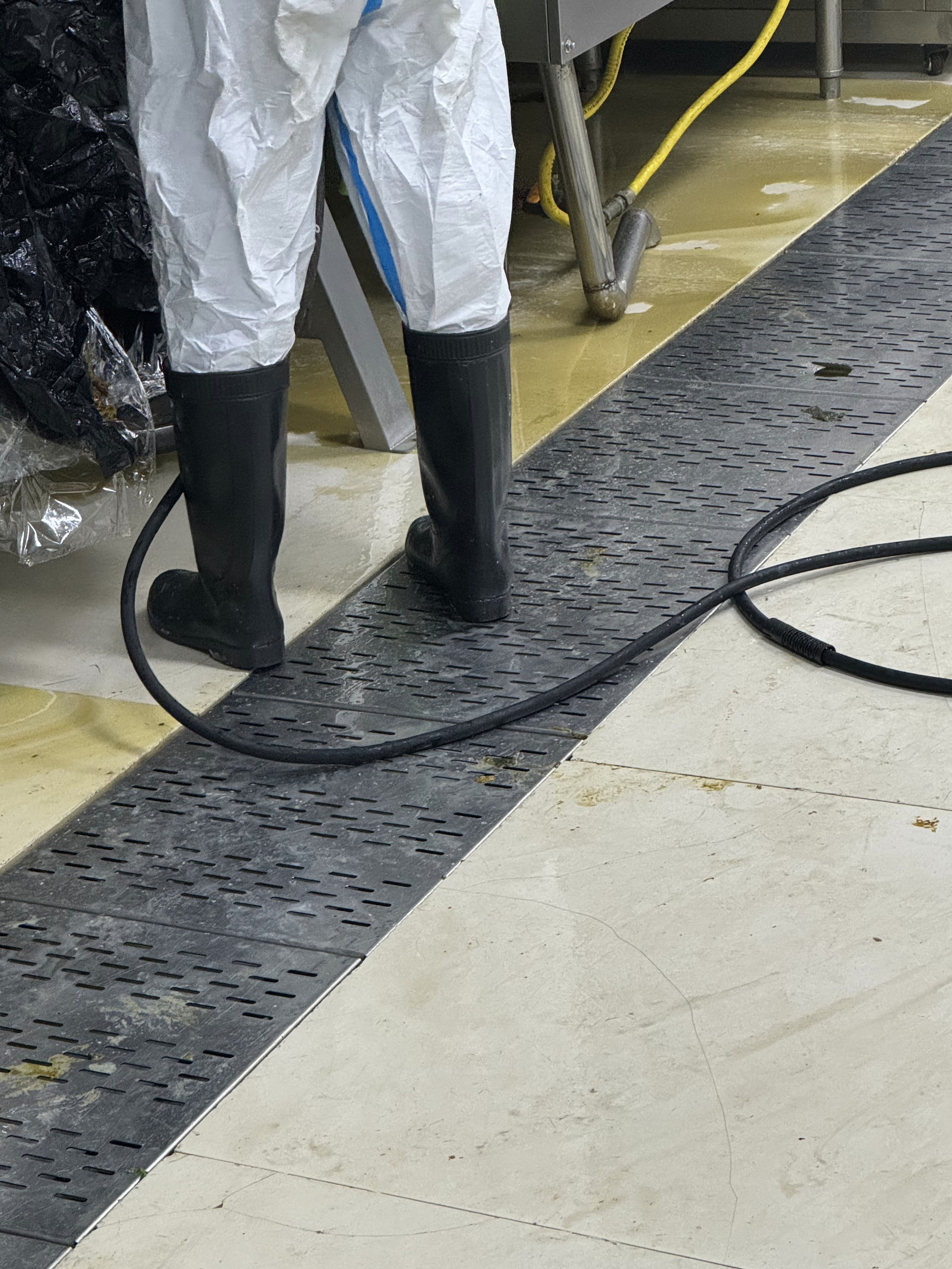 郑州本地推荐：郑州郑东新区餐饮店排烟系统定期清洗消防检查要求 - 清洗前 - 郑州天得一国家一级资质团队作业实拍