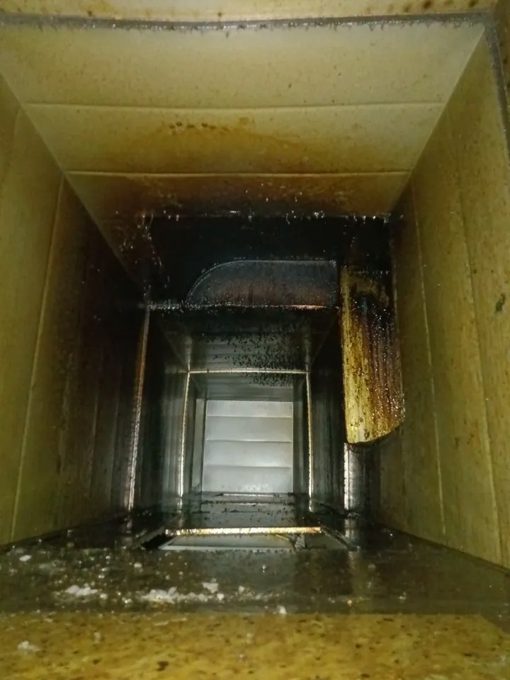 郑州登封市餐厅厨房排烟管道清洗收费标准 - 清洗前 - 郑州天得一国家一级资质团队作业实拍