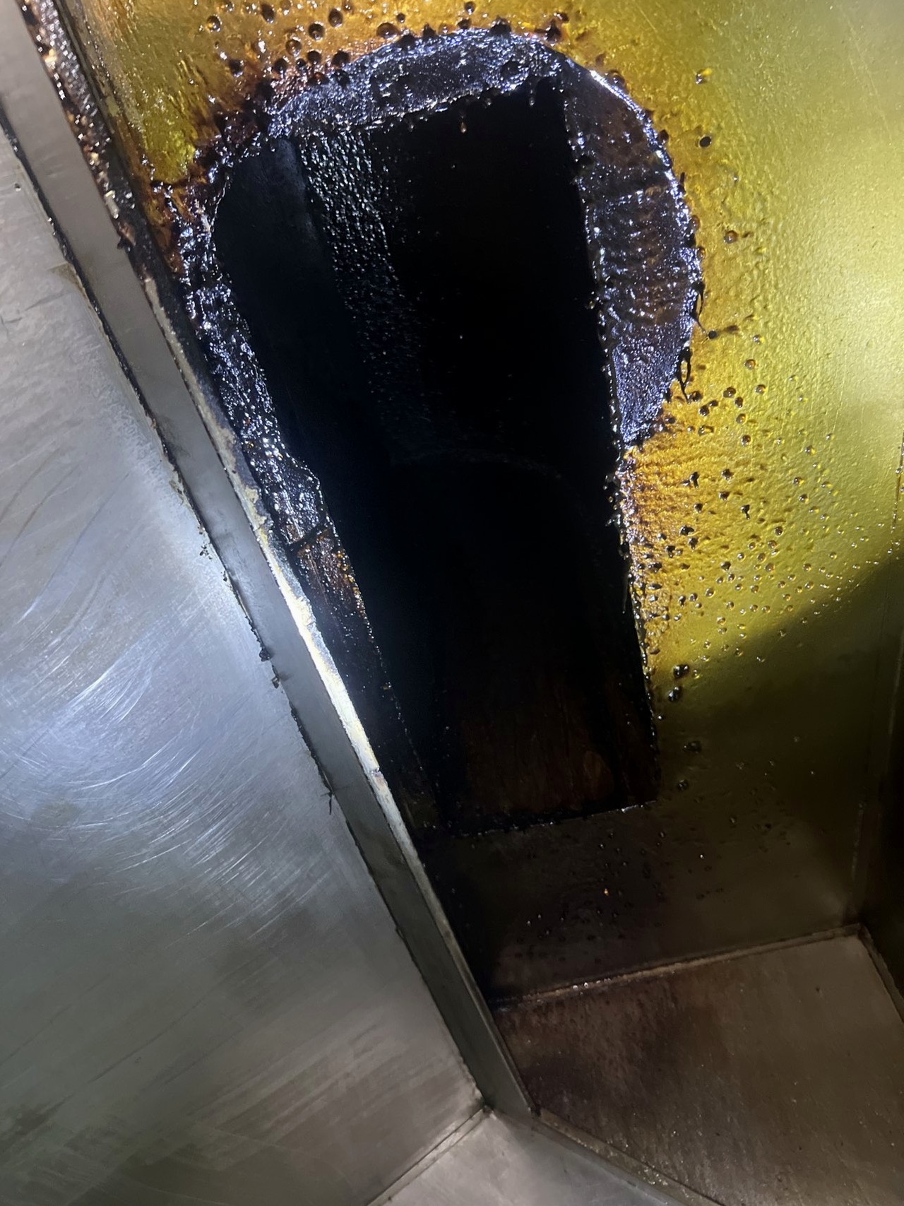 郑州新密市学校食堂油烟管道清洗及净化器维保 - 清洗前 - 郑州天得一国家一级资质团队作业实拍