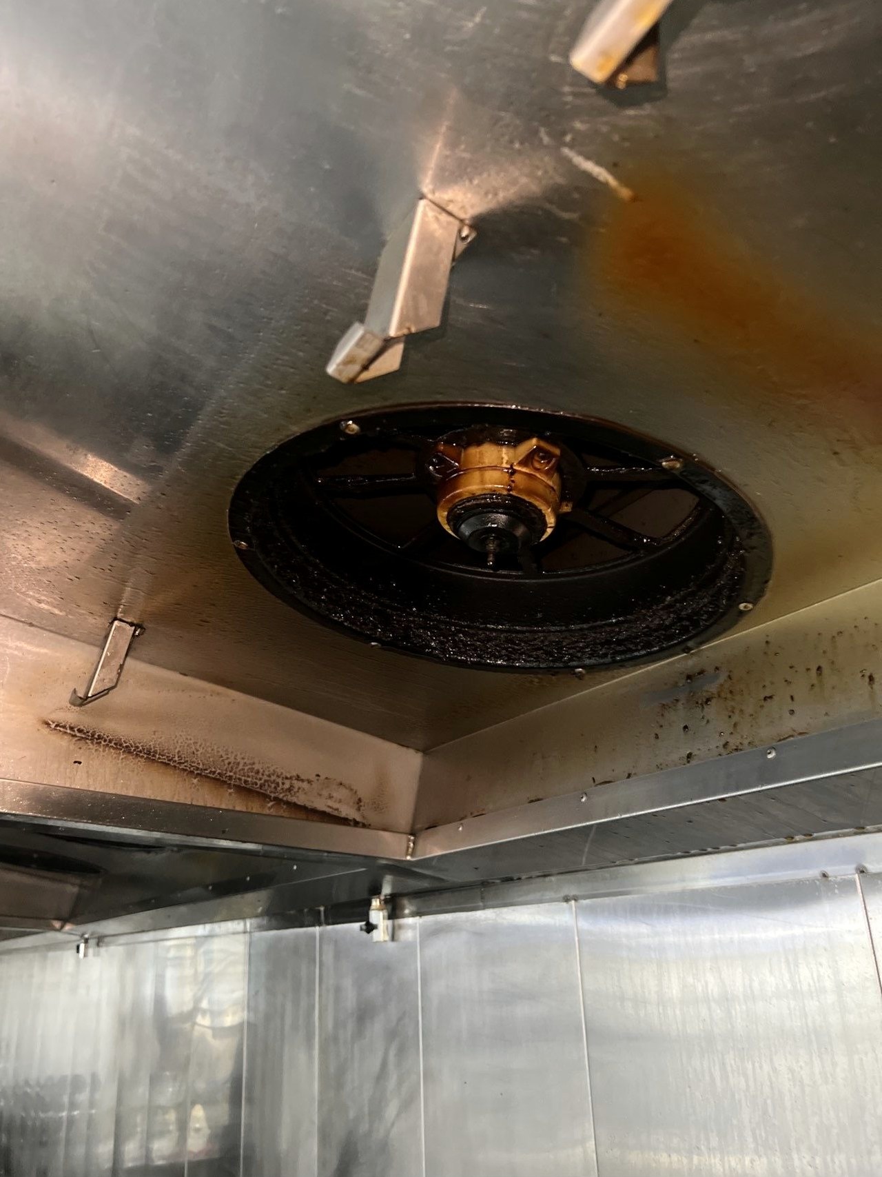 郑州中牟县商场餐饮店铺排烟管道消防验收标准 - 清洗前 - 郑州天得一国家一级资质团队作业实拍