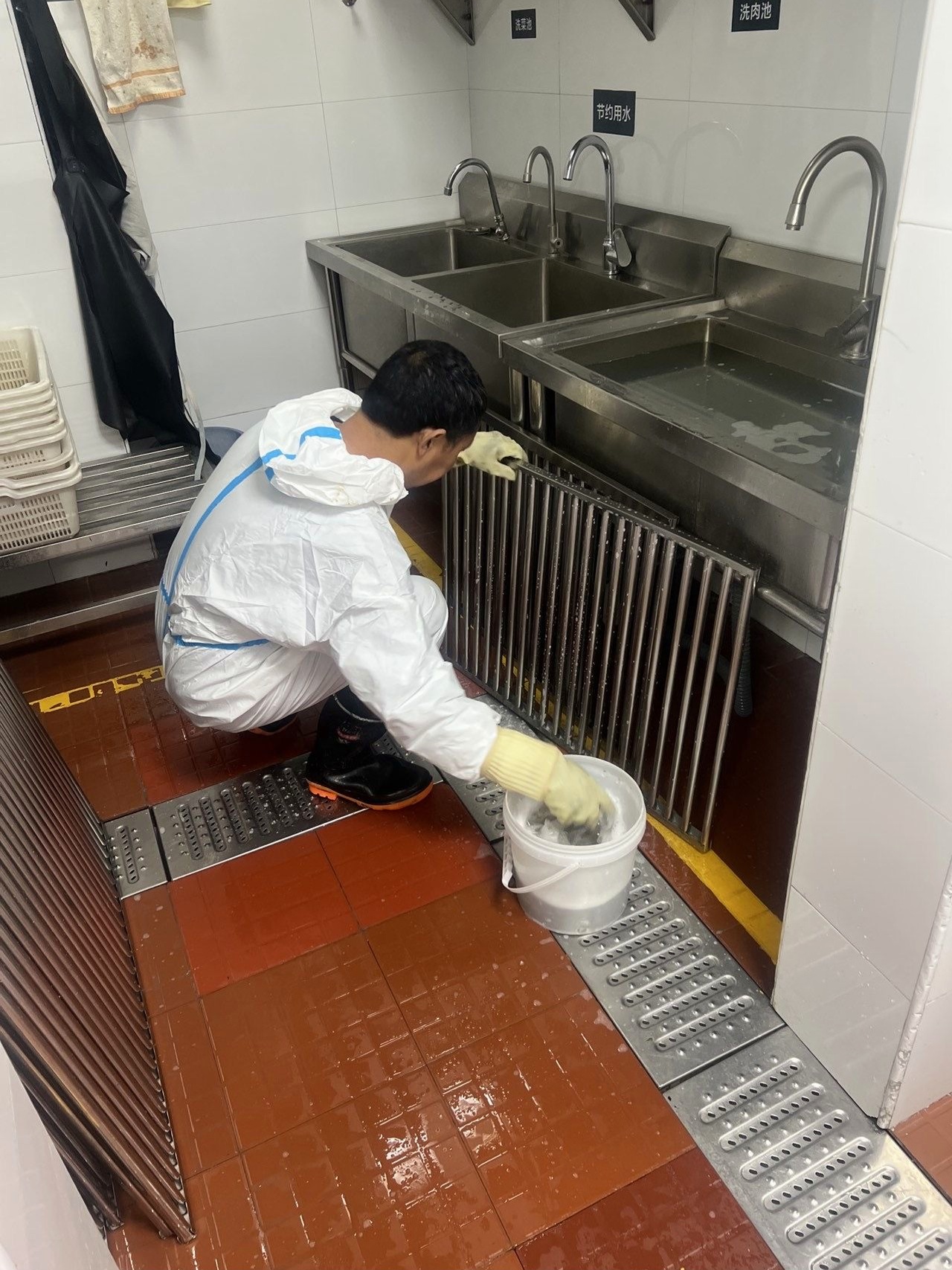 郑州郑东新区本地正规的排烟罩油垢清洗服务商 - 清洗前 - 郑州天得一国家一级资质团队作业实拍