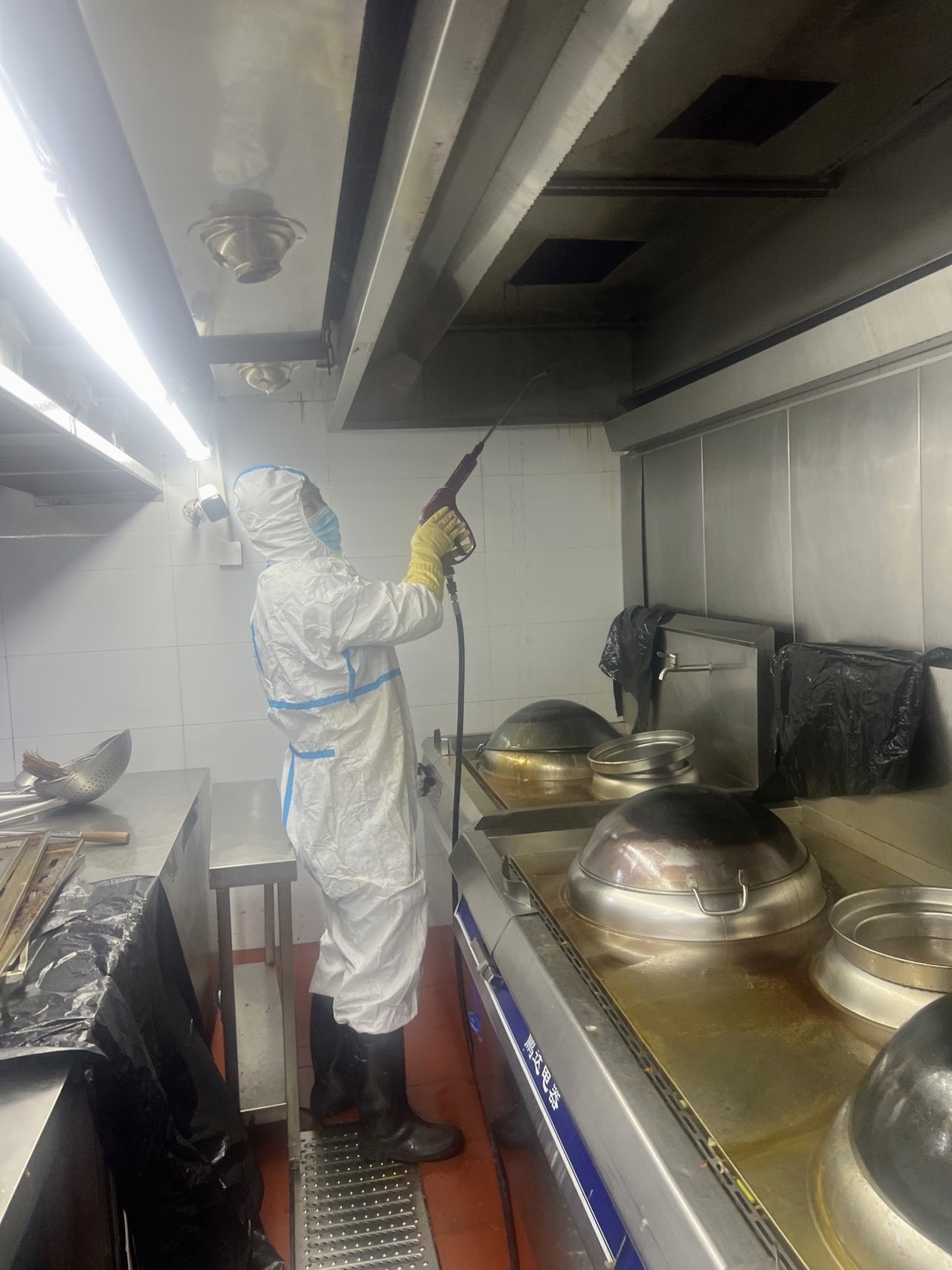 郑州郑东新区大型酒店油烟机清洗公司电话及价格 - 清洗前 - 郑州天得一国家一级资质团队作业实拍