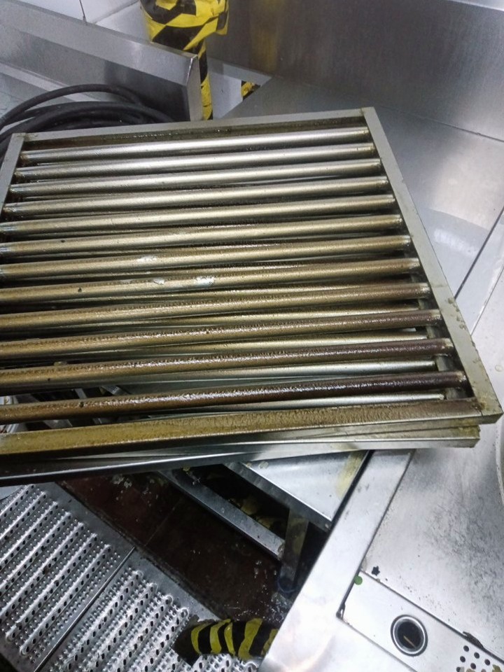 郑州经开区商用抽油烟机清洗哪家专业靠谱 - 清洗前 - 郑州天得一国家一级资质团队作业实拍