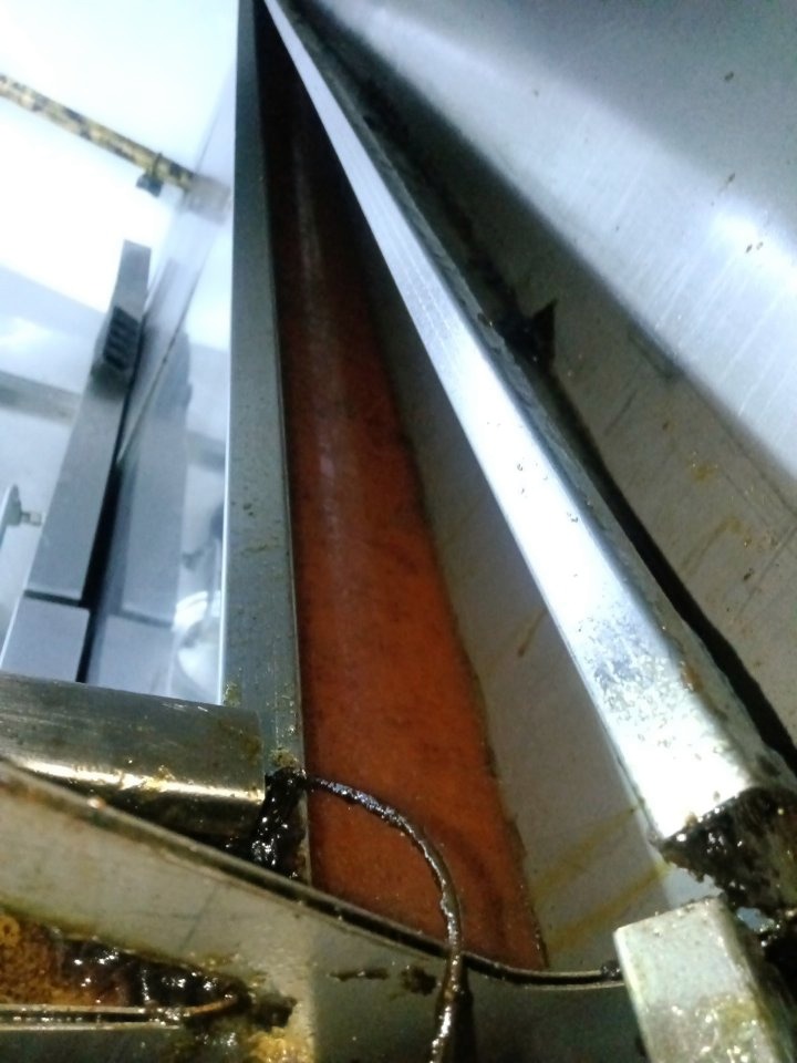 郑州新密市商用抽油烟机清洗哪家专业靠谱 - 清洗前 - 郑州天得一国家一级资质团队作业实拍