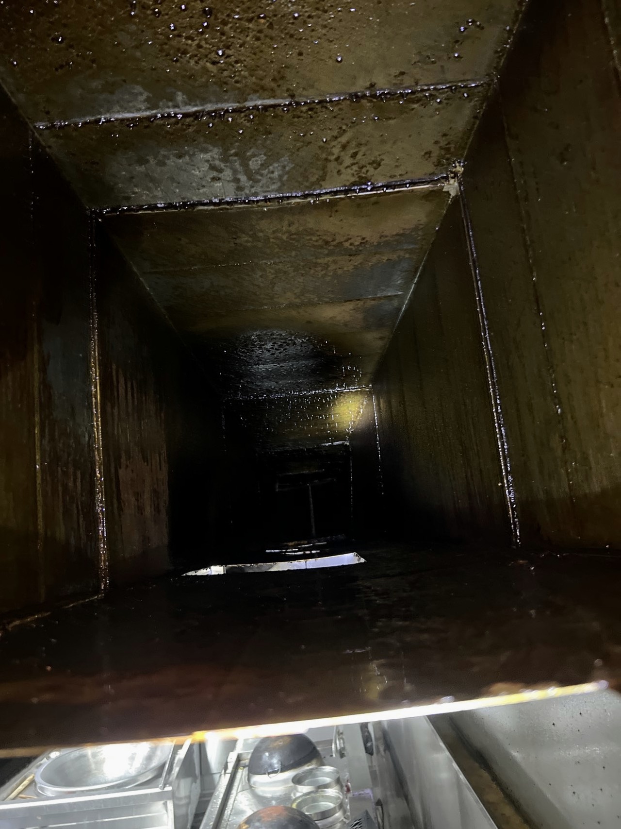 郑州荥阳市餐厅厨房排烟管道清洗收费标准 - 清洗前 - 郑州天得一国家一级资质团队作业实拍