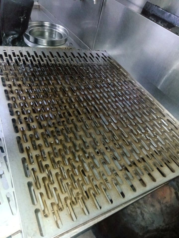 郑州管城区商用抽油烟机清洗哪家专业靠谱 - 清洗前 - 郑州天得一国家一级资质团队作业实拍