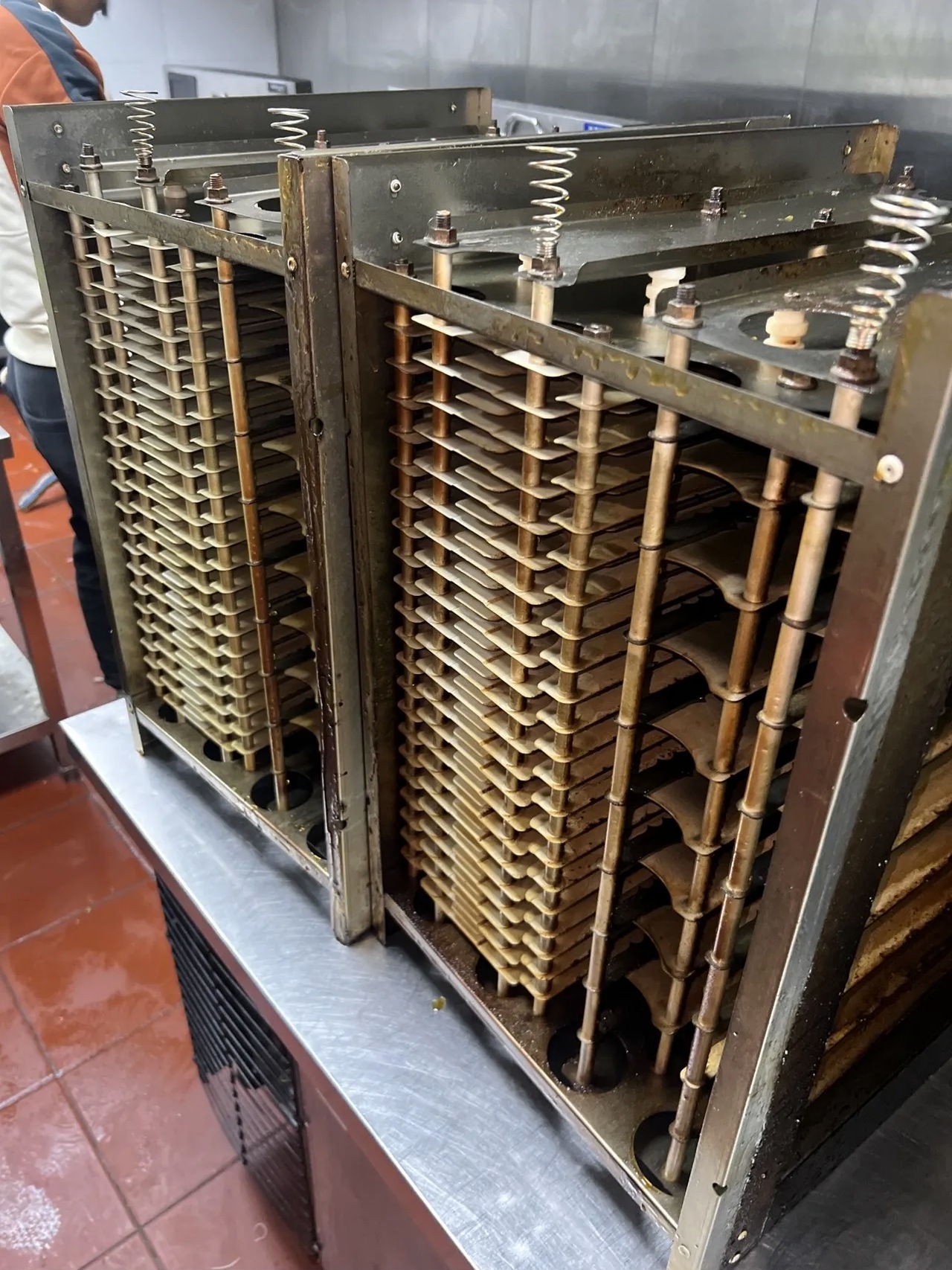 郑州中原区商用抽油烟机清洗哪家专业靠谱 - 清洗前 - 郑州天得一国家一级资质团队作业实拍
