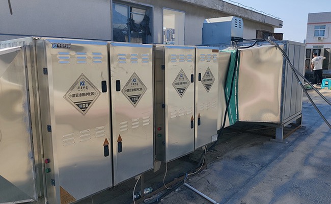 大型油烟机深度清洁：厨房空气质量的守护者