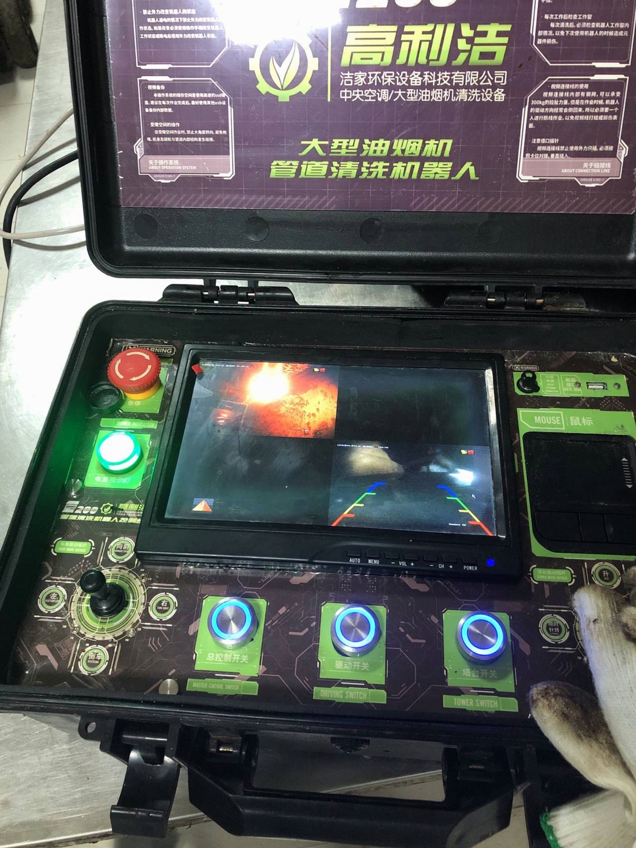 全面清洁和维护的大型油烟机清洗，贴心服务，满足您的各种油烟清洗需求。 - 郑州天得一引入进口清洗机器人作业实拍