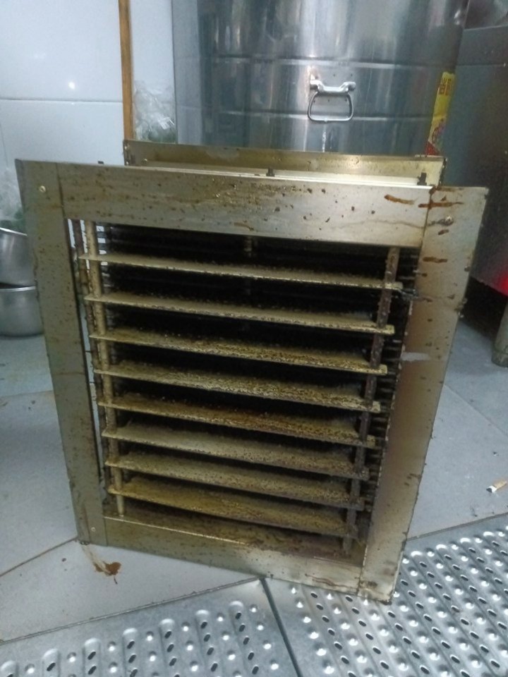 郑州二七区饭店烟道清洗大概多少钱一米 - 清洗前 - 郑州天得一国家一级资质团队作业实拍
