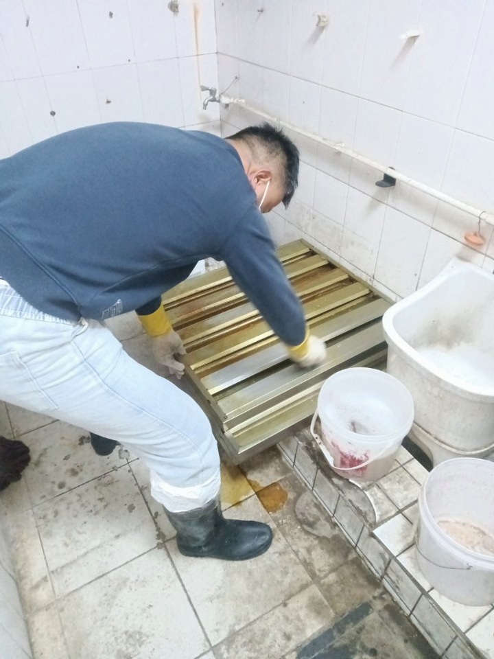 郑州学校食堂油烟机清洗为什么不能只看价格 - 清洗前 - 郑州天得一国家一级资质团队作业实拍