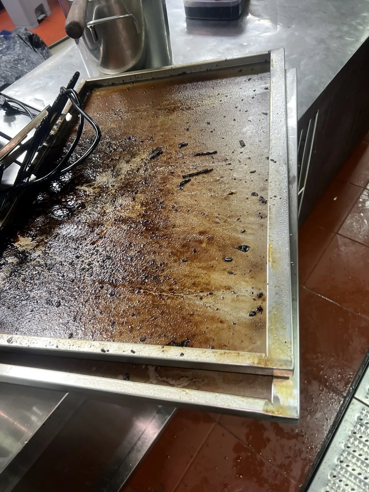 郑州酒楼环保检查前油烟管道清洗注意事项 - 清洗前 - 郑州天得一国家一级资质团队作业实拍