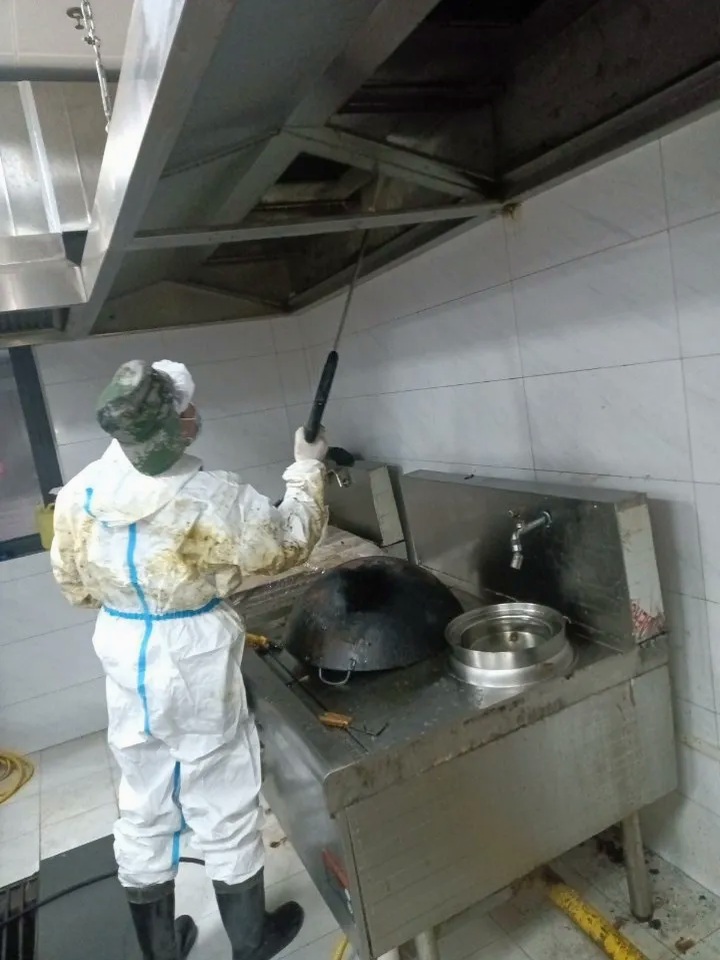 二七区油烟净化器清洗需要和管道一起做吗 - 清洗前 - 郑州天得一国家一级资质团队作业实拍
