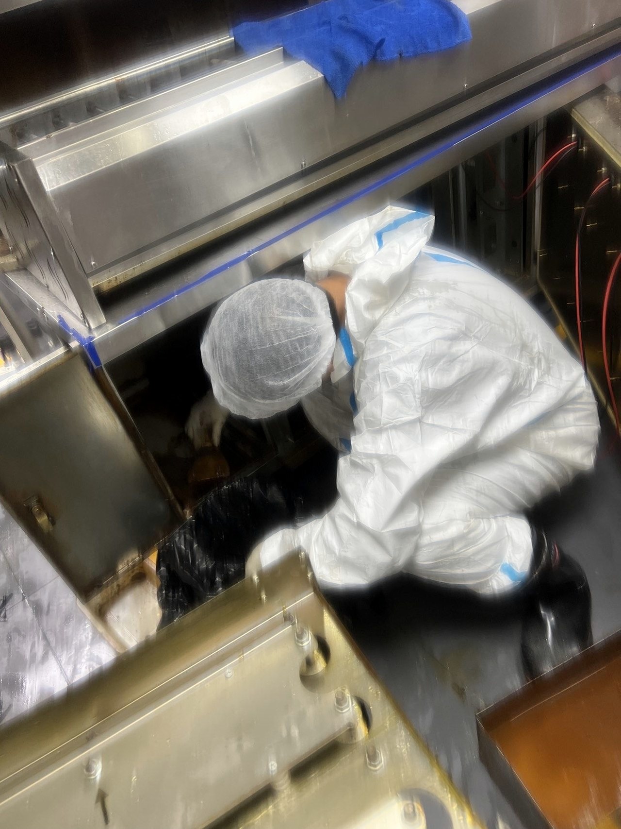 郑东新区后厨排烟系统清洗包括哪些内容 - 清洗前 - 郑州天得一国家一级资质团队作业实拍