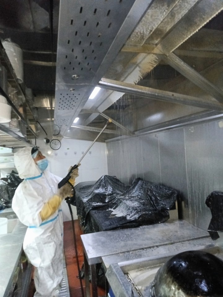 金水区饭店油烟管道清洗服务流程 - 清洗前 - 郑州天得一国家一级资质团队作业实拍