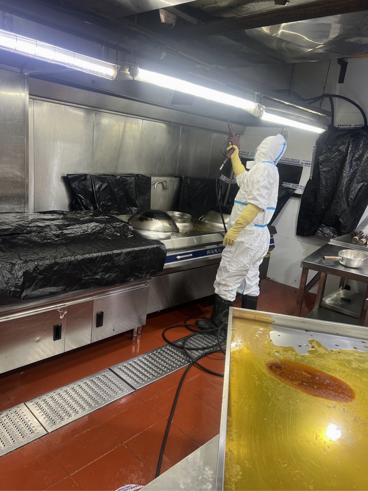 金水区学校食堂油烟净化器和管道清洗注意事项 - 清洗前 - 郑州天得一国家一级资质团队作业实拍