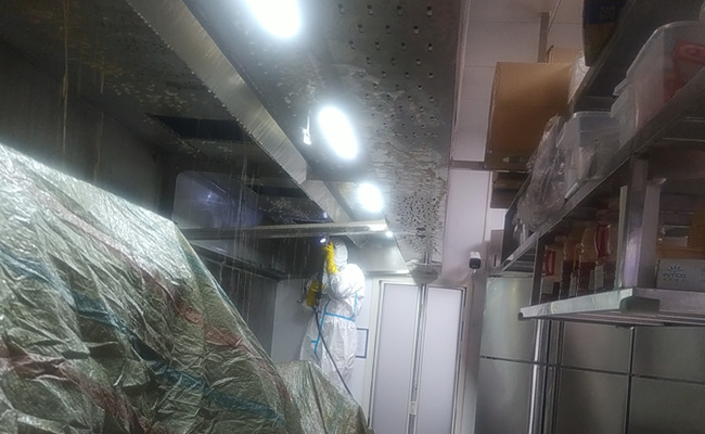油烟机清洗新篇章，厨房清新如初，烹饪尽享自由